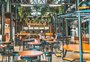 Você sabe a diferença de um food hall para uma praça de alimentação? Explicamos a tendência que vem conquistando Porto Alegre