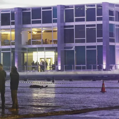 Praça dos Três Poderes, em Brasília, é evacuada após explosões; corpo foi encontrado<!-- NICAID(15913510) -->