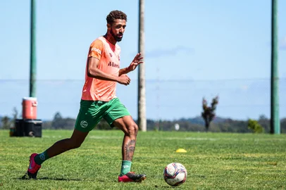 Time sub-20 do Juventude estreia no Brasileirão de Aspirantes contra a Ponte Preta, nesta quinta-feira (30), em Osasco. Na foto, zagueiro Jeder.<!-- NICAID(15135807) -->