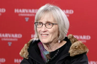 American economist Claudia Goldin, who was awarded the Nobel prize in economics, talks to the press at Harvard University in Cambridge, Massachusetts on October 9, 2023. The Nobel prize in economics was on October 9, 2023 awarded to American economist Claudia Goldin for her research that has helped understand the role of women in the labour market. The 77-year-old Harvard professor, who is the third woman to be awarded the prestigious economics prize, was given the nod "for having advanced our understanding of women's labour market outcomes," the jury said. (Photo by Lauren Owens Lambert / AFP)Editoria: HUMLocal: CambridgeIndexador: LAUREN OWENS LAMBERTSecao: economy (general)Fonte: AFPFotógrafo: STR<!-- NICAID(15564499) -->