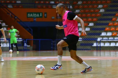 CARLOS BARBOSA, RS, BRASIL, 29/08/2025. ACBF realiza treino em preparação para confronto diante do Atlântico pela Liga Nacional de Futsal. Na foto, pivô Barbosinha. (Porthus Junior/Agência RBS)<!-- NICAID(16113181) -->