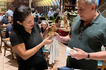 Prefeito Sebastião Melo entregando cuia em Belém (PA)<!-- NICAID(16167826) -->