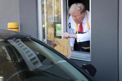 Donald Trump Campaigns For President In PennsylvaniaFEASTERVILLE-TREVOSE, PENNSYLVANIA - OCTOBER 20: Republican presidential nominee, former U.S. President Donald Trump works behind the counter during a visit to McDonald's restaurant on October 20, 2024 in Feasterville-Trevose, Pennsylvania. Trump is campaigning the entire day in the state of Pennsylvania. Trump and Democratic presidential nominee Vice President Kamala Harris continue to campaign in battleground swing states ahead of the November 5th election.   Doug Mills-Pool/Getty Images/AFP (Photo by POOL / GETTY IMAGES NORTH AMERICA / Getty Images via AFP)Editoria: POLLocal: Feasterville-TrevoseIndexador: WIN MCNAMEESecao: electionFonte: GETTY IMAGES NORTH AMERICAFotógrafo: CONTRIBUTOR<!-- NICAID(15894904) -->