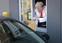 Donald Trump fritando batatas e entregando lanches no McDonald's foi real ou fake?