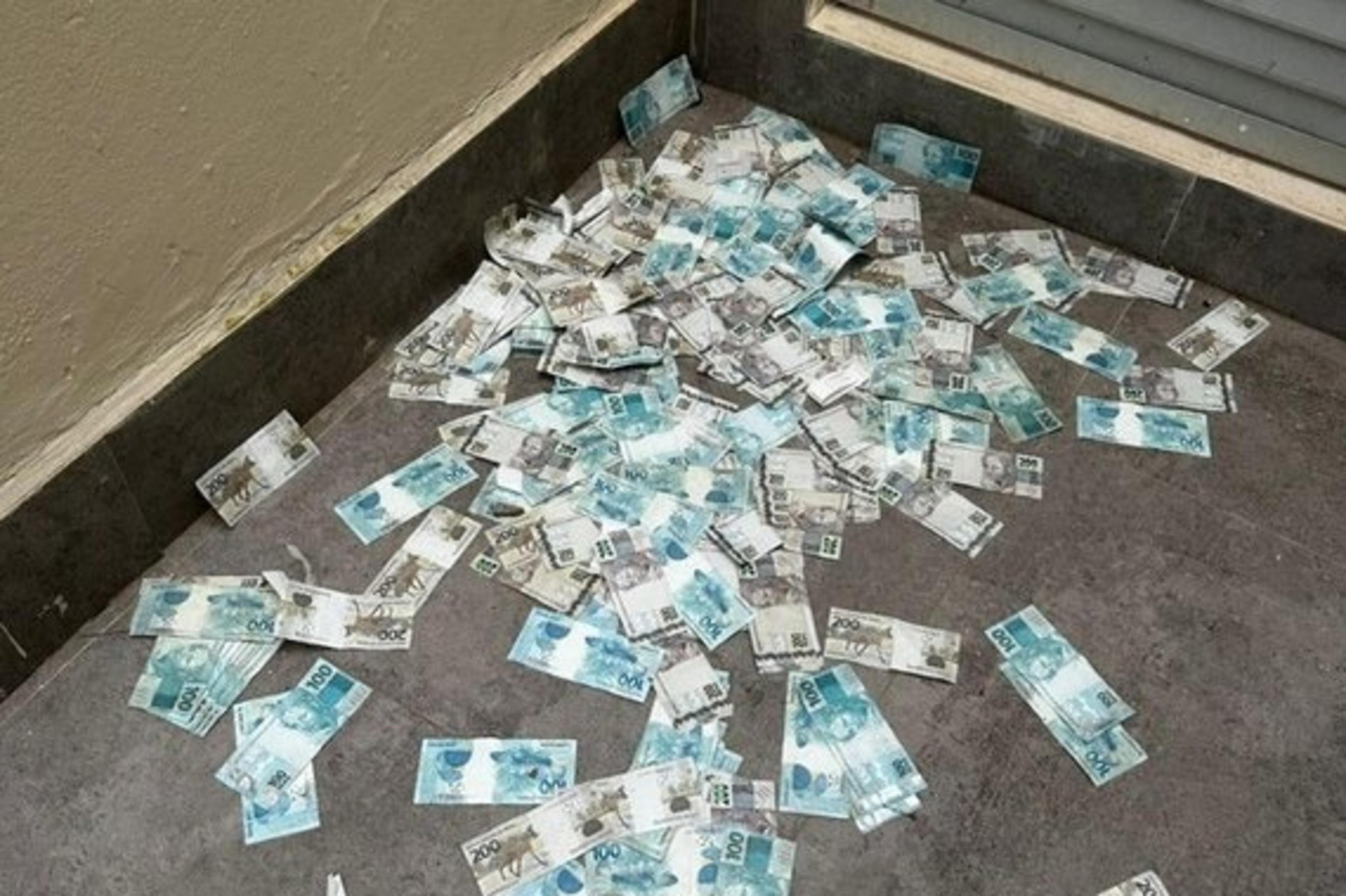 Mala com dinheiro &eacute; jogada pela janela em Balne&aacute;rio Cambori&uacute; durante opera&ccedil;&atilde;o da PF relacionada ao Banco Master