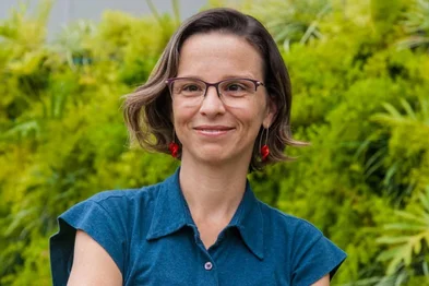 A pesquisadora e ativista Michelle Prazeres costuma dizer que o “bichinho” que a levou a criar o Desacelera apareceu quando se tornou mãe e percebeu que a conta entre tempo, trabalho, dinheiro e maternidade não fechava. Há mais de uma década, começou a refletir sobre como o modo de vida contemporâneo, sustentado pela lógica da produtividade, afeta o bem-estar coletivo. Desde então, esse pensamento é frente de pesquisa e ativismo dedicado a questionar a pressa como valor social.<!-- NICAID(16157482) -->