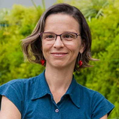 A pesquisadora e ativista Michelle Prazeres costuma dizer que o “bichinho” que a levou a criar o Desacelera apareceu quando se tornou mãe e percebeu que a conta entre tempo, trabalho, dinheiro e maternidade não fechava. Há mais de uma década, começou a refletir sobre como o modo de vida contemporâneo, sustentado pela lógica da produtividade, afeta o bem-estar coletivo. Desde então, esse pensamento é frente de pesquisa e ativismo dedicado a questionar a pressa como valor social.<!-- NICAID(16157482) -->