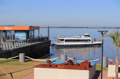 PORTO ALEGRE, RS, BRASIL, 02/12/2022- Primeira viagem do catamarã ao Parque do Pontal. Foto: Ronaldo Bernardi / Agencia RBS<!-- NICAID(15283610) -->