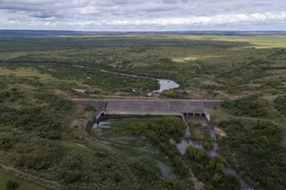 Dom Pedrito, RS, Brasil - Barragem do Arroio Taquarembó. Foi publicado, no Diário Oficial do Estado e no Diário Oficial da União desta sexta-feira, o edital de licitação CR 0018/2023, para a conclusão das obras da barragem do Arroio Taquarembó e execução dos programas ambientais. Localizada na divisa dos municípios de Dom Pedrito e Lavras do Sul, a obra é estratégica para o combate às estiagens na região. A barragem do Arroio Taquarembó compõe, junto à barragem do Arroio Jaguari e ao conjunto de canais, um sistema de irrigação que beneficiará aproximadamente 240 mil pessoas e possibilitará a irrigação de 117 mil hectares, na bacia hidrográfica do rio Santa Maria. FOTO: JEFFERSON BOTEGA, AGÊNCIA RBS<!-- NICAID(15733106) -->
