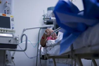 PORTO ALEGRE, RS, BRASIL, 15-07-2025: Como é parte da rotina na emergência hospitalar no Clinicas. Foto: Camila Hermes/Agencia RBS<!-- NICAID(16082499) -->