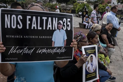 Nicaraguans living in exile in Costa Rica participate in a rally to demand the release of Bishop Rolando Alvarez, who refused to board a US-bound plane with more than 200 released prisoners expelled from Nicaragua in early February 2023, and other dissidents who remain in jail, at the Democracy square in San Jose, on March 5, 2023. - A Nicaraguan court on February 10 sentenced Alvarez to 26 years in jail, a day after he refused to board a US-bound plane carrying 222 political prisoners into exile. The court also stripped the bishop of his Nicaraguan citizenship and fined him $1,600. More than 300 dissidents, expelled in the recent move or living in exile, were also stripped of their citizenship. (Photo by Ezequiel BECERRA / AFP)<!-- NICAID(15368282) -->
