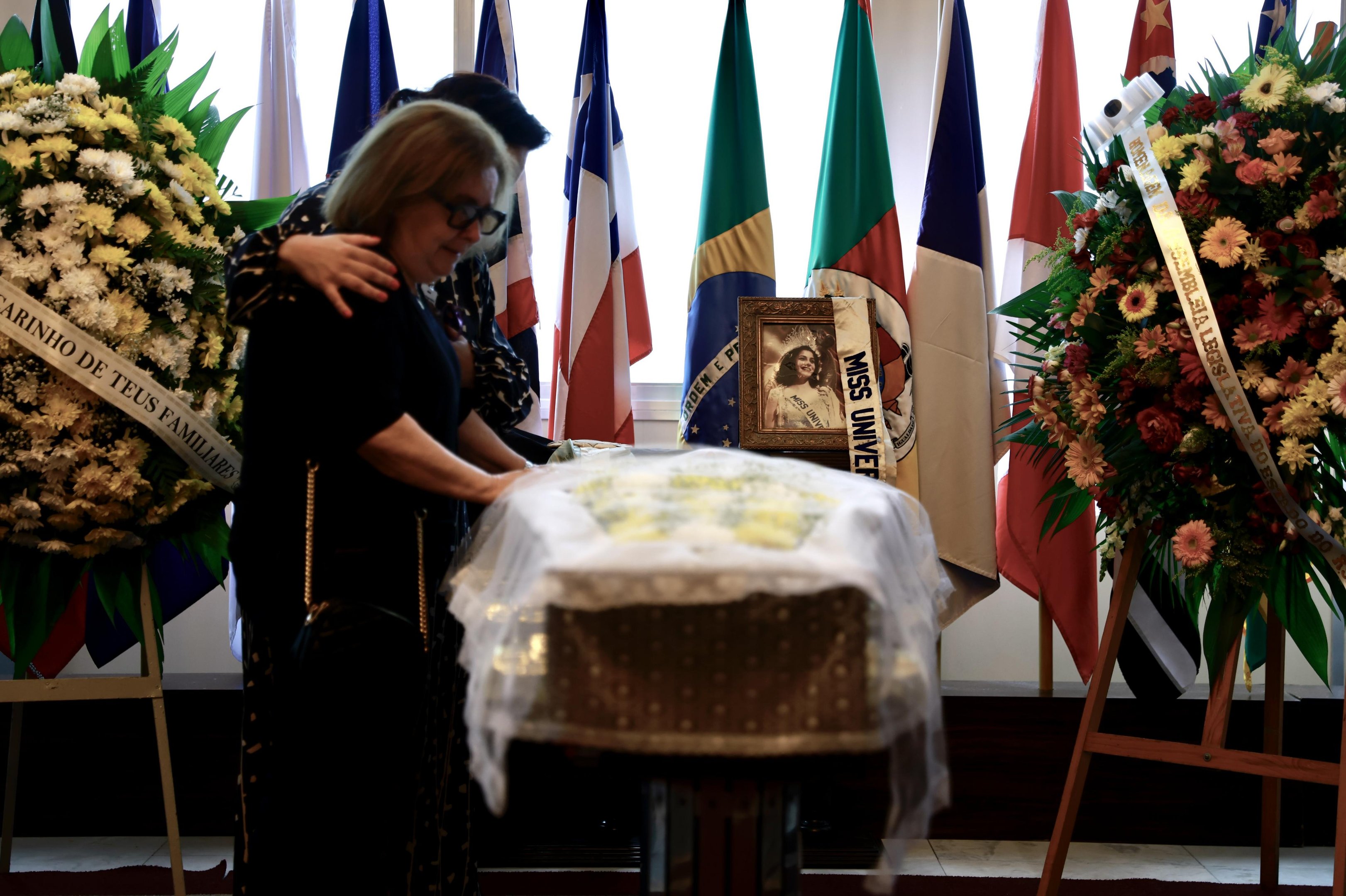 "Ela foi uma guerreira": vel&oacute;rio de Ieda Maria Vargas re&uacute;ne familiares, amigos e f&atilde;s