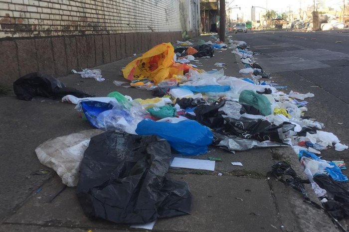 De acordo com moradores, vento teria espalhado o lixo durante a madrugada