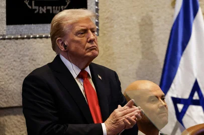 US President Donald Trump addresses the Israeli parliament, the Knesset, in Jerusalem on October 13, 2025. Hamas handed over the 20 surviving Israeli hostages on October 13 under a ceasefire agreement, as the US president and other world leaders geared up for a summit on Gaza. The releases are part of a ceasefire agreement brokered by the US president, with Israel due in return to free nearly 2,000 detainees held in its jails in exchange. (Photo by Jalaa MAREY / POOL / AFP)Editoria: WARLocal: JerusalemIndexador: JALAA MAREYSecao: diplomacyFonte: POOLFotógrafo: STR<!-- NICAID(16144663) -->