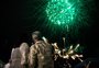 Com 14 minutos de fogos de artifício, banhos de espumante e pagode, Torres recepciona 2024 à beira-mar