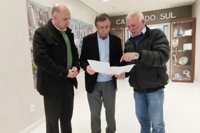 Vereador Camillis entrega ao prefeito Adiló Didomenico ofício solicitando a criação da Coordenadoria de Zeladoria Pública<!-- NICAID(15479720) -->