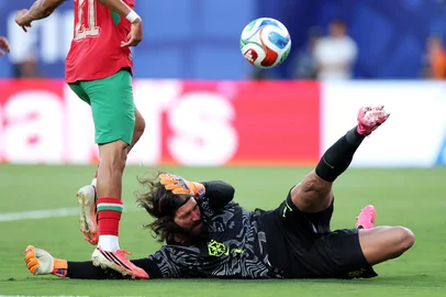 KEVIN C. COX / GETTY IMAGES NORTH AMERICA / Getty Images via AFP EAST RUTHERFORD, NEW JERSEY - JUNE 13: Alisson #1 of Brazil makes a save against Ayoub Amaimouni #21 of Morocco during the FIFA World Cup 2026 Group C match between Brazil and Morocco at New York New Jersey Stadium on June 13, 2026 in East Rutherford, New Jersey. Kevin C. Cox/Getty Images/AFP (Photo by Kevin C. Cox / GETTY IMAGES NORTH AMERICA / Getty Images via AFP)<!-- NICAID(16305866) -->