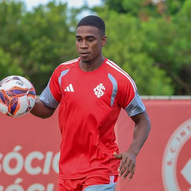 O zagueiro Félix Torres em treino do Inter<!-- NICAID(16207000) -->