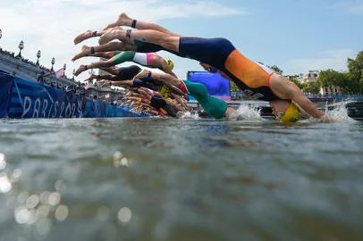 Netherlands' Mitch Kolkman competes in the swimming stage in the Seine during the men's individual triathlon at the Paris 2024 Olympic Games in central Paris on July 31, 2024.David Goldman / POOL / AFP