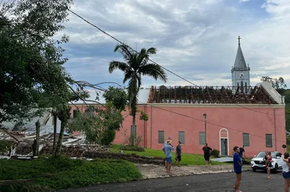 Temporal causa destruição em Harmonia, no Vale do Caí<!-- NICAID(15334168) -->