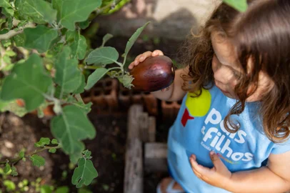 A importância de começar esta conscientização desde cedo. A partir de exemplos, vamos mostrar como escolas e famílias podem atuar para apoiar que as novas gerações tenham mais consciência ambiental.Alunos da escola Pais e Filhos tem um projeto no primeiro semestre em que as crianças plantam e cultivam árvores frutíferas.<!-- NICAID(15954609) -->