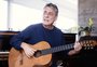 Chico Buarque recebe alta após ar por cirurgia no crânio