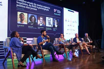 Desafios atuais do ensino superior brasileiro, da EAD à participação política dos jovensA regulamentação da educação a distância no ensino superior do País foi um dos temas mais discutidos na imprensa nos últimos meses, mas o debate que envolve as universidades é ainda mais amplo. Como manter a atratividade dos cursos de graduação em meio aos avanços tecnológicos e incertezas sobre o futuro do trabalho? Como garantir permanência aos mais vulneráveis e ainda que a experiência universitária contribua para uma participação política da juventude atual?Esse foi um dos assuntos tratados no 9º Congresso Internacional de Jornalismo de Educação, organizado pela Jeduca. A mesa contou com a participação de Alessandra Carla de Almeida Ribeiro (ABEM), Wesley Gabriel (UNE),  Márcia Lima, (FFLCH/USP e Afro Cebrap) e Rodrigo Capelato (Semesp) e mediação de Paula Ferreira (Estadão).<!-- NICAID(16111294) -->