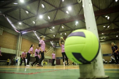 PORTO ALEGRE, RS, BRASIL, 22/10/2023- Das 8h às 17h deste domingo, ocorrem os 20º Jogos Municipais das Pessoas Idosas de Porto Alegre. Uma das modalidades dos jogos é o câmbio, que é uma forma adaptada do vôlei para a pessoa idosa. São nove jogadores em cada equipe, com formato misto. Foto: André Ávila / Agencia RBSIndexador: Andre Avila<!-- NICAID(15576198) -->