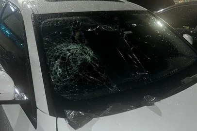 Carros atingidos no Estacionamento do Aeroporto após o temporal. Telhas da obra da Laghetto caíram sobre os veículos.<!-- NICAID(16007525) -->