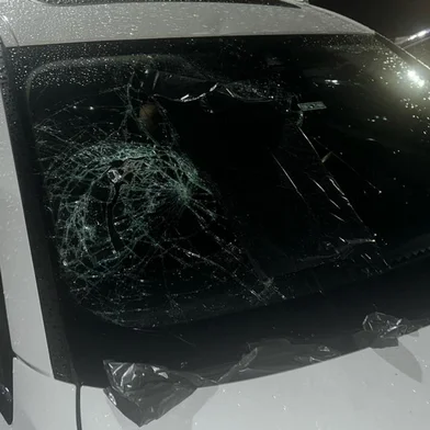 Carros atingidos no Estacionamento do Aeroporto após o temporal. Telhas da obra da Laghetto caíram sobre os veículos.<!-- NICAID(16007525) -->