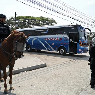 National Police forces escort a bus transferring inmates, outside the Litoral Penitentiary in Guayaquil, Ecuador, on November 1, 2022. - Two police officers were killed, two more wounded and prison guards taken hostage Tuesday in the latest wave of attacks in a deadly gang war consuming Ecuador, authorities said. Officials said "organized crime" groups responded to the transfer of detainees from the Guayas 1 prison with nine attacks using explosives and firearms. Guayaquil and Esmeraldas were both hit with a series of attacks with car bombs, explosives and bullets in the early hours of Tuesday. (Photo by Marcos PIN / AFP)Editoria: CLJLocal: GuayaquilIndexador: MARCOS PINSecao: policeFonte: AFPFotógrafo: STR<!-- NICAID(15253129) -->