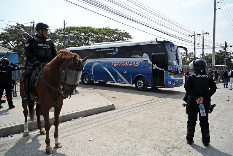 National Police forces escort a bus transferring inmates, outside the Litoral Penitentiary in Guayaquil, Ecuador, on November 1, 2022. - Two police officers were killed, two more wounded and prison guards taken hostage Tuesday in the latest wave of attacks in a deadly gang war consuming Ecuador, authorities said. Officials said "organized crime" groups responded to the transfer of detainees from the Guayas 1 prison with nine attacks using explosives and firearms. Guayaquil and Esmeraldas were both hit with a series of attacks with car bombs, explosives and bullets in the early hours of Tuesday. (Photo by Marcos PIN / AFP)Editoria: CLJLocal: GuayaquilIndexador: MARCOS PINSecao: policeFonte: AFPFotógrafo: STR<!-- NICAID(15253129) -->