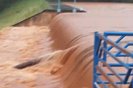 VÍDEO: Barragem de Rondinha transborda e causa alagamentos na cidade<!-- NICAID(15751150) -->