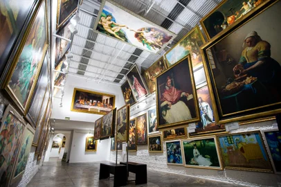 PORTO ALEGRE, RS, BRASIL, 07.07.2022: Joanes Rosa apresenta sua galeria de arte que conta com 120 copias em alta resolucao das obras-primas da humanidade. Foto: Camila Hermes/Agencia RBSIndexador: Camila Hermes<!-- NICAID(15143298) -->