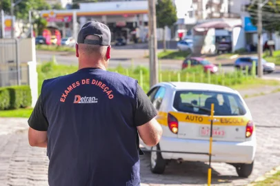 Neimar De Cesero / Agencia RBS CAXAIS DO SUL, RS, BRASIL, 10/06/2023. Atuação da Brigada Militar nas provas do Detran. (Neimar De Cesero/Agência RBS)Indexador: NEIMAR DE CESERO<!-- NICAID(15398990) -->