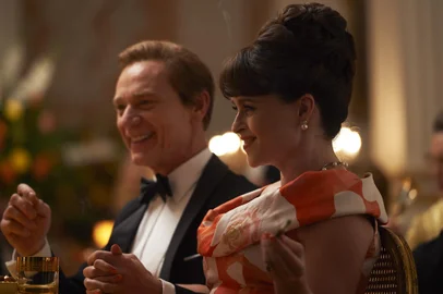 Helena Bonham Carter, como a princesa Margaret, e Ben Daniels, como o lorde Snowdon, na terceira temporada de The Crown<!-- NICAID(14321564) -->