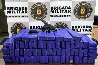 Mulher é presa com mais de 50 quilos de maconha e uma pistola na RS-342, em Cruz Alta<!-- NICAID(16356120) -->
