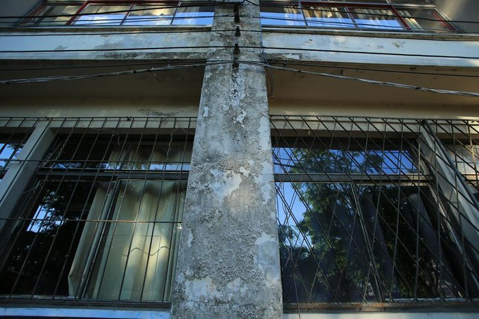 Prédio sofre com rachaduras e infiltrações