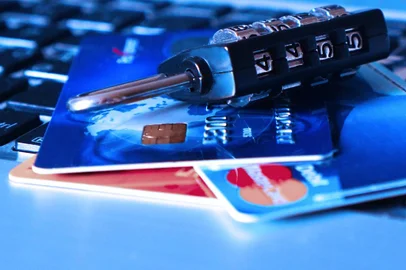 cartão de crédito cadeado<!-- NICAID(12398463) -->