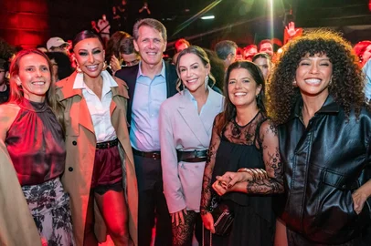 Na foto, da esquerda para a direita: Gabriela Mello, esposa do CEO da Lojas Renner S.A.; Sabrina Sato, nova embaixadora da Renner; Fabio Faccio, CEO da Lojas Renner S.A.; Juliana Frasca, diretora de Estilo da Renner; Renata Altenfelder, CMO da Lojas Renner S.A.; e a também embaixadora da Renner, Taís Araujo.<!-- NICAID(16243899) -->