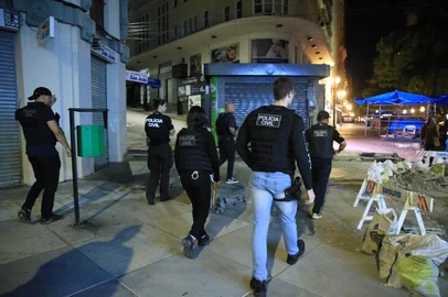PORTO ALEGRE, RS, BRASIL, 08/05/2025-A Polícia Civil deflagrou na manhã desta quinta-feira (8) a Operação Malus Doctor, que investiga um grupo de advogados suspeito de fraudar procurações judiciais para contratar empréstimos em nome de clientes e lesar instituições financeiras com processos fraudulentos. Estima-se que o grupo tenha movimentado R$ 50 milhões. Foto: Ronaldo Bernardi / Agencia RBS<!-- NICAID(16032614) -->