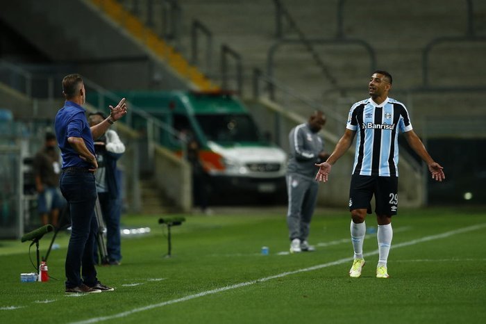 Grêmio busca pelo menos seis reforços para a disputa da Série B