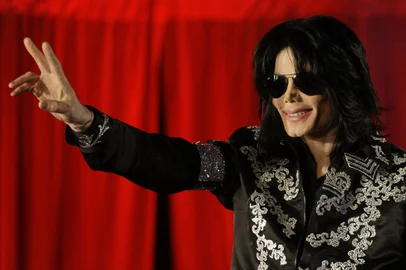 *** Michael Jackson - AP ***O cantor americano Michael Jackson anunciou hoje em um grande, mas rápido comparecimento público que fará uma nova e última turnê em Londres em julho, em uma série de shows nos quais apresentará suas músicas mais famosas. Fonte: AP Fotógrafo: Joel Ryan<!-- NICAID(46100) -->