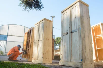 Berços, camas, armários, casinhas para cães e rodos de madeira foram produzidos em oficinas de marcenaria de 18 unidades prisionais diferentes pelo Estado. - Foto: Rafa Marin/Polícia Penal/Divulgação<!-- NICAID(15821869) -->