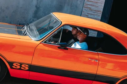 Clipe do DJ Hood<!-- NICAID(14771311) -->