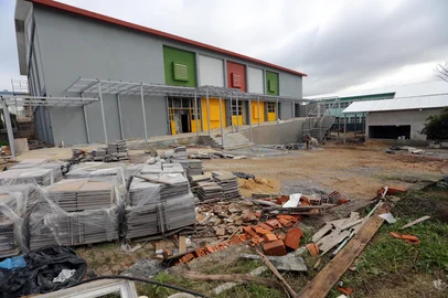 CAXIAS DO SUL, RS, BRASIL, 07/08/2025. Obras de reforma e ampliação do Instituto Estadual de Educação Cristóvão de Mendoza, em Caxias do Sul. A escola passa por reformas há um ano e meio. Na foto, parte externa do auditório do Cristóvão de Mendoza. (Porthus Junior/Agência RBS)Indexador: Porthus JUNIOR<!-- NICAID(16096567) -->