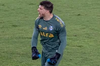 FLAMENGO X GRÊMIORJ - BRASILEIRÃO/FLAMENGO X GRÊMIO - ESPORTES - O goleiro Tiago Volpi, do Grêmio, comemora gol de empate feito de pênalti diante do Flamengo, durante partida válida pela   22ª rodada do Campeonato Brasileiro de Futebol Série A 2025, disputada no Estádio Jornalista Mário Filho, o Maracanã, na   zona norte do Rio de Janeiro, neste domingo, 31 de agosto de 2025. O jogo terminou empatado em 1-1.   31/08/2025 - Foto: MAGA JR/AGÊNCIA F8/ESTADÃO CONTEÚDOEditoria: ESPORTESLocal: RIO DE JANEIROIndexador: MAGA JRFonte: Agencia F8Fotógrafo: AGÊNCIA F8<!-- NICAID(16113961) -->