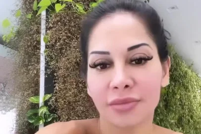 Maíra Cardi é uma empresária e influenciadora digital fitness. Ela é ex-mulher de Arthur Aguiar, com quem tem a filha Sophia, quatro anos.<!-- NICAID(15382339) -->