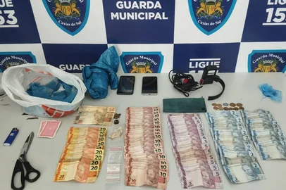 Foragido com 30 passagens pela polícia é preso com drogas, em Caxias do Sul Um homem de 47 anos, foragido da Justiça, foi preso pela Guarda Municipal (GM) na tarde desta quinta-feira (23), no bairro Medianeira, em Caxias do Sul. Natural de Gravataí, o detido tinha 30 antecedentes criminais, sendo 22 passagens por furto, quatro por apropriação indébita, uma por homicídio, duas por estelionato, uma for fuga, além de diversos outros crimes. Segundo a Guarda Municipal, ele já esteve na condição de foragido outras oito vezes. Com o homem foram encontradas porções de maconha, crack, embalagens de armazenamento de entorpecentes, dois celulares, uma tornozeleira eletrônica rompida, além de uma quantidade não informada de dinheiro. Após ser conduzido à delegacia, o homem foi encaminhado ao sistema prisional. Este foi o 10º foragido preso pela Guarda Municipal em 2025. No ano passado, foram 88 pessoas detidas. <!-- NICAID(15960570) -->