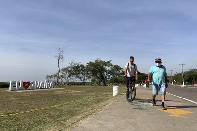 Orla da cidade de Guaíba é isolada por fitas e circulação será proibida nesse final de semana<!-- NICAID(14485281) -->